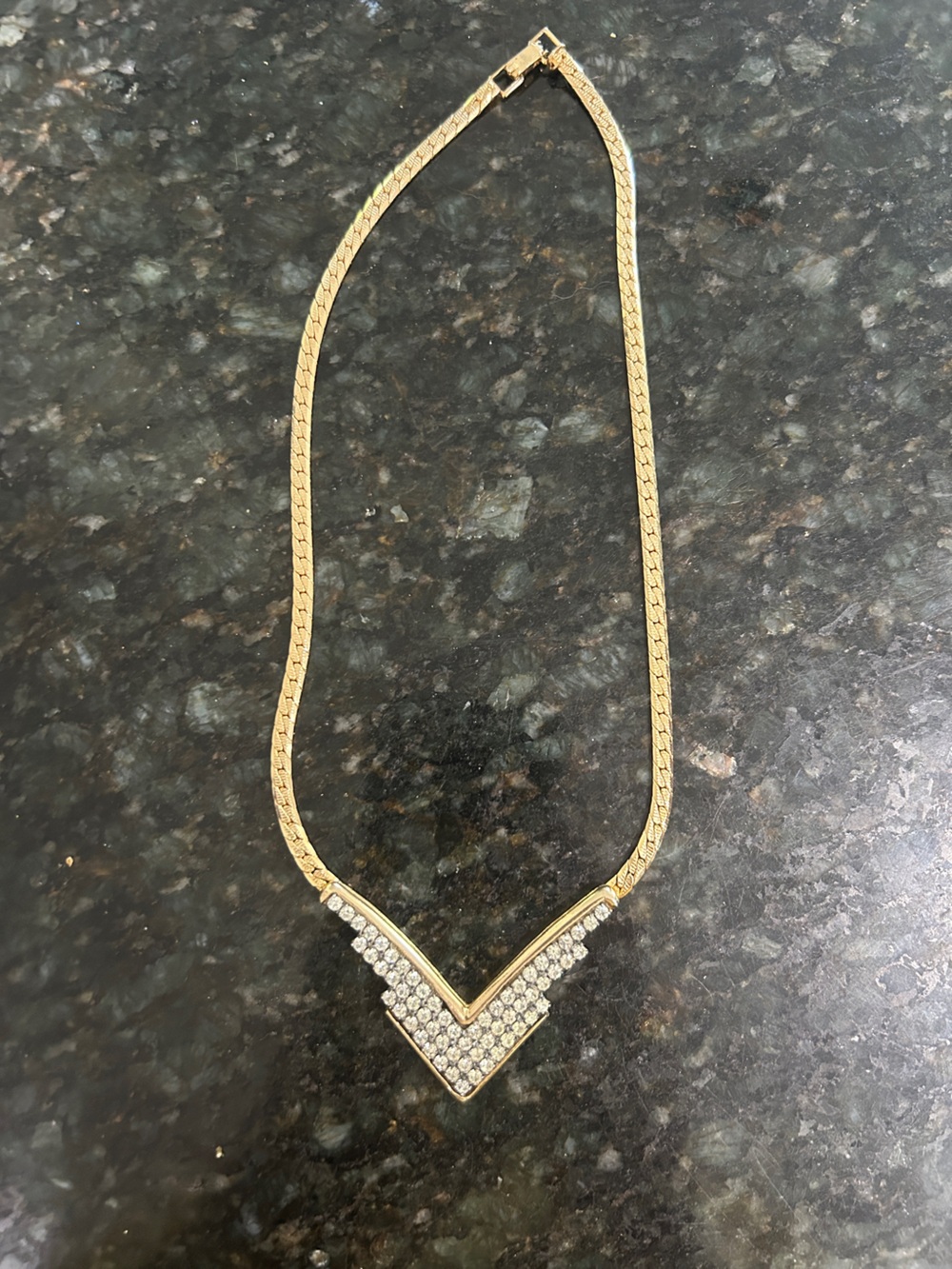 Vintage 80’s gold tone v shaped necklace w/rhinestones
